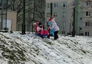 Klasa 1a zabawa na śniegu